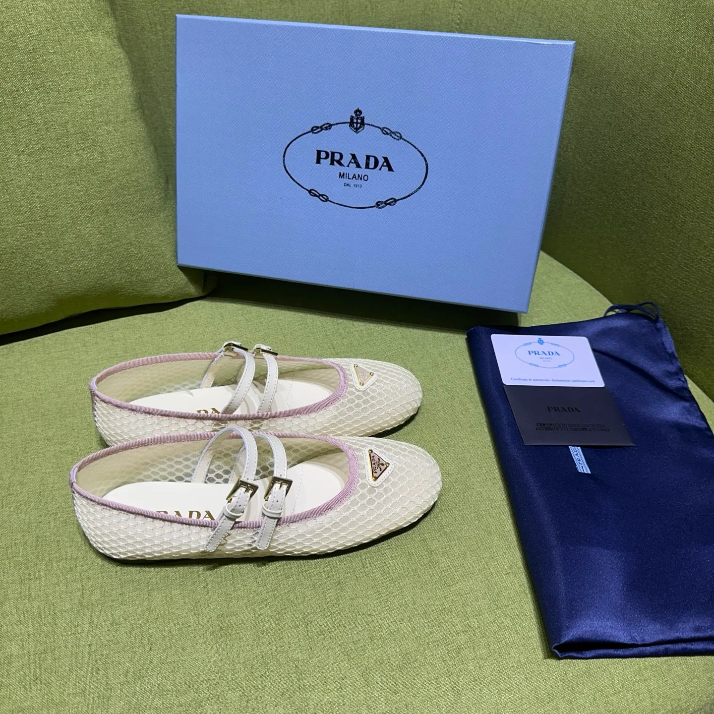 👟👟Ex-factory price 500👟👟 Prada 25ss new style for early spring🔥🔥✨ 🌟 Recommended by major bloggers in Xiaohongshu, developed 1-1 to highlight classic charm. Open molded outsole. Imported mixed breed sheep lining. These ballet flats have a feminine silhouette and classic details for a sophisticated and timeless style. The mesh fabric is reinterpreted with lace patterns, which is delicate and unique. The upper is embellished with a narrow band and an engraved logo metal buckle. Enamel-coated triangular metal logo. 5mm one-piece rubber sole, decorated with hot-stamped logo. Code number: 35 to 42 (40-42 customized, non-refundable)